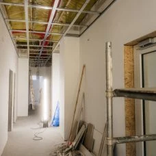Flur mit geöffneter Decke während der Renovierung