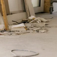 Bodenarbeiten in den künftigen Praxisräumen