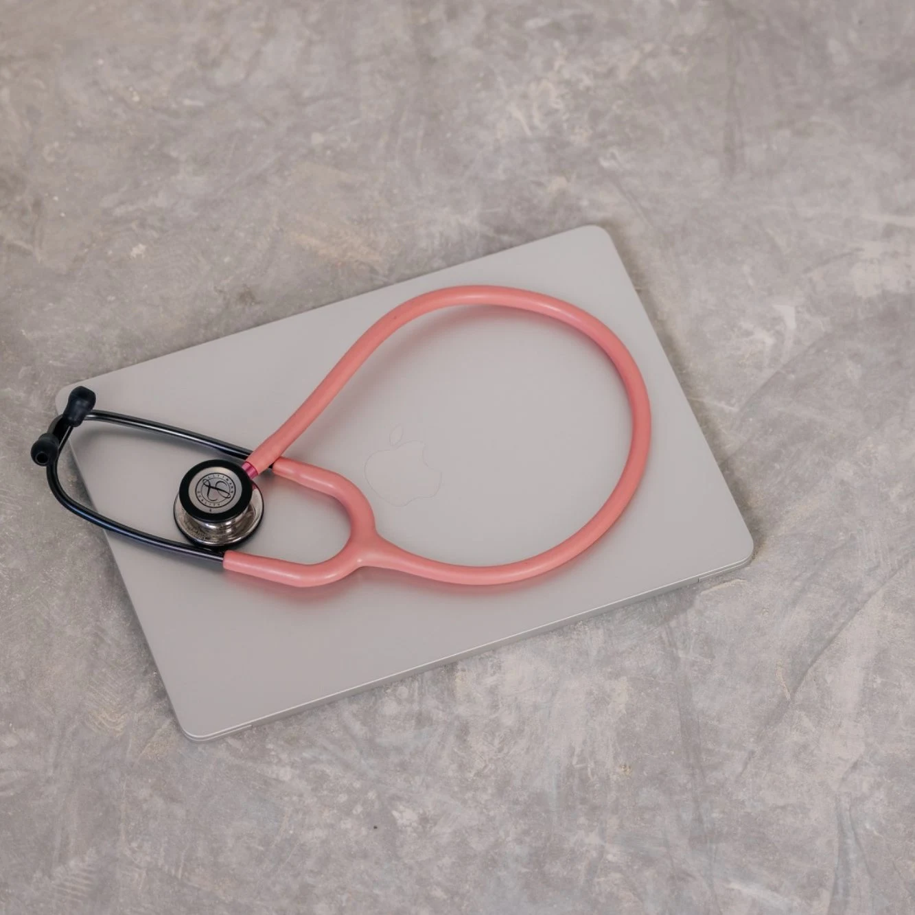 Stethoskop und Tablet als Einblick in die Praxisvorbereitung